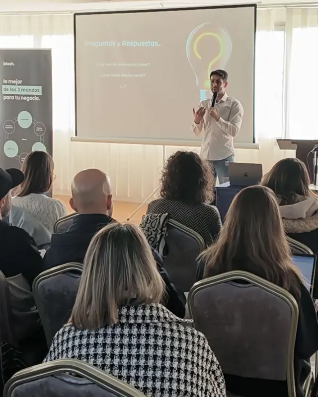 Alejandro Pinilla respondiendo preguntas del público en una charla