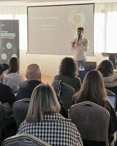 Alejandro Pinilla hablando ante un grupo en una sesión de preguntas y respuestas